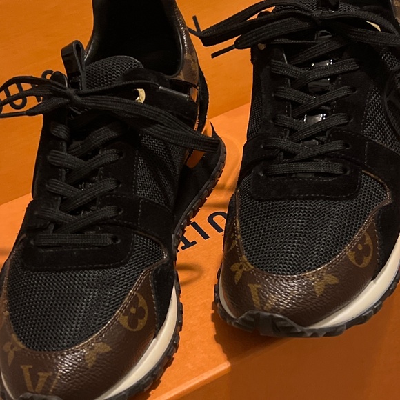 Louis Vuitton Sneakers - Picture 2 of 5